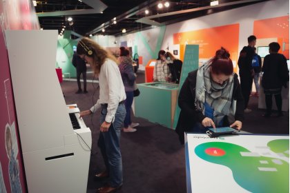 Picture of the 2019 exhibition at the MS Wissenschaft featuring AI topics (Copyright: Ilja Hendel/WiD)